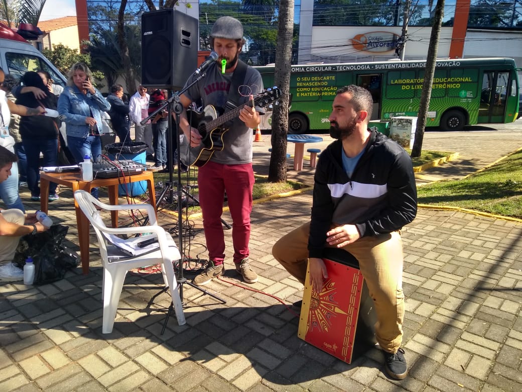 Uma pessoa (romeu) tocando Violão e cantando e outra tocando caron